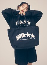 「NO COFFEE × FIRSTORDER TOTE BAG」を掲げる鈴木愛理。