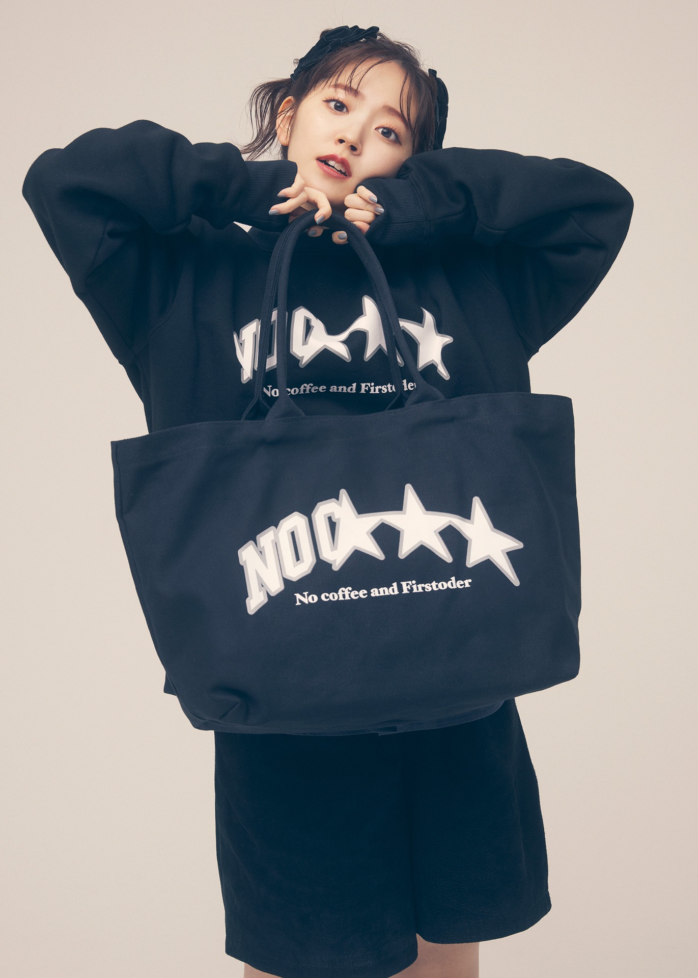 「NO COFFEE × FIRSTORDER TOTE BAG」を掲げる鈴木愛理。