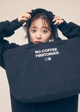 「NO COFFEE × FIRSTORDER TOTE BAG」から顔を覗かせる鈴木愛理。