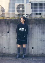 「NO COFFEE × FIRSTORDER CREW SWEAT SHIRTS（BLACK）」を着用した鈴木愛理。
