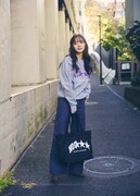 「NO COFFEE × FIRSTORDER」コラボアイテムでコーディネートした鈴木愛理。