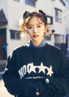 「NO COFFEE × FIRSTORDER CREW SWEAT SHIRTS（BLACK）」を着用した鈴木愛理。