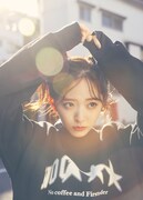 「NO COFFEE × FIRSTORDER CREW SWEAT SHIRTS（BLACK）」を着用した鈴木愛理。