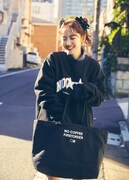 「NO COFFEE × FIRSTORDER」コラボアイテムでコーディネートした鈴木愛理。