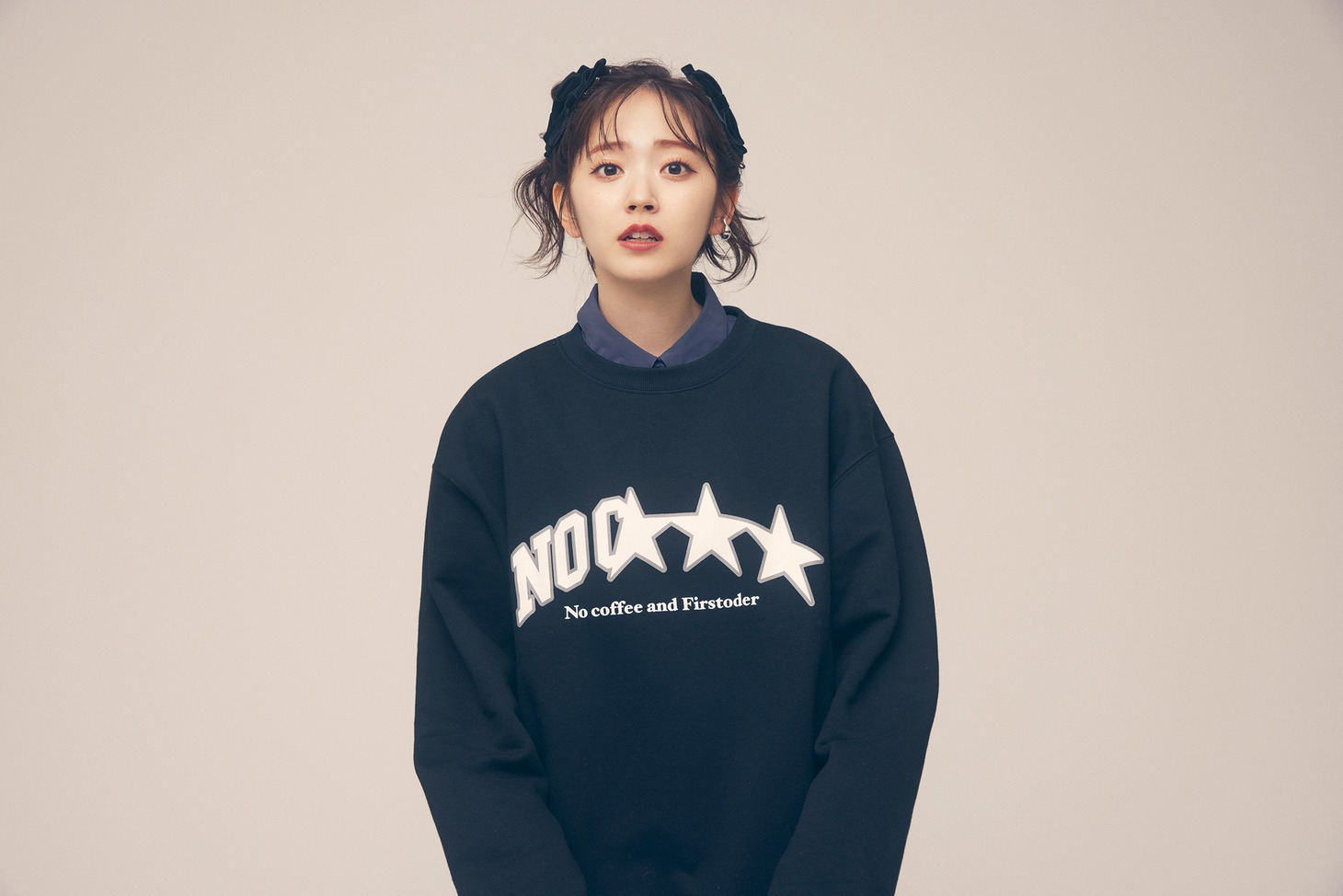 「NO COFFEE × FIRSTORDER CREW SWEAT SHIRTS（BLACK）」を着用した鈴木愛理。