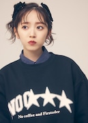 「NO COFFEE × FIRSTORDER CREW SWEAT SHIRTS（BLACK）」を着用した鈴木愛理。