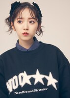 「NO COFFEE × FIRSTORDER CREW SWEAT SHIRTS（BLACK）」を着用した鈴木愛理。