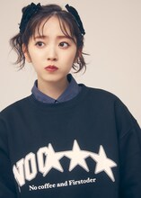 「NO COFFEE × FIRSTORDER CREW SWEAT SHIRTS（BLACK）」を着用した鈴木愛理。