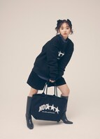 「NO COFFEE × FIRSTORDER CREW SWEAT SHIRTS（BLACK）」を着用した鈴木愛理。