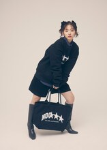 「NO COFFEE × FIRSTORDER CREW SWEAT SHIRTS（BLACK）」を着用した鈴木愛理。