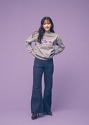 「NO COFFEE × FIRSTORDER CREW SWEAT SHIRTS（GRAY）」を着用した鈴木愛理。