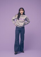 「NO COFFEE × FIRSTORDER CREW SWEAT SHIRTS（GRAY）」を着用した鈴木愛理。