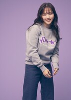 「NO COFFEE × FIRSTORDER CREW SWEAT SHIRTS（GRAY）」を着用した鈴木愛理。