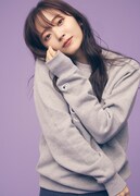 「NO COFFEE × FIRSTORDER CREW SWEAT SHIRTS（GRAY）」を着用した鈴木愛理。