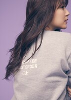 「NO COFFEE × FIRSTORDER CREW SWEAT SHIRTS（GRAY）」のバックプリントを見せる鈴木愛理。