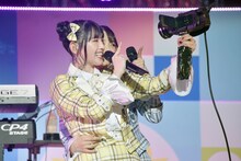 カメラに笑顔を向ける菅田愛貴と辻野かなみ。