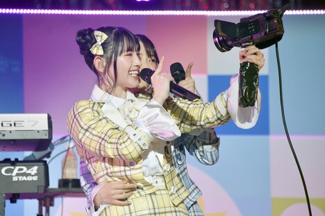 カメラに笑顔を向ける菅田愛貴と辻野かなみ。