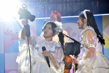 カメラに目線を送る杏ジュリアと坂井仁香。