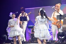 “とき宣バンド”のメンバーを紹介する辻野かなみと杏ジュリア。