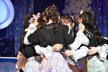 抱き合って喜びを噛みしめる超ときめき♡宣伝部。