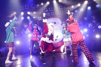 サンタクロースとパフォーマンスするB.O.L.T。（撮影：笹森健一）