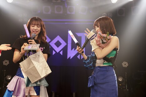 真山りか（左）から誕生日プレゼントを受け取る内藤るな（右）。