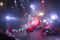 サンタクロースとパフォーマンスするB.O.L.T。（撮影：笹森健一）