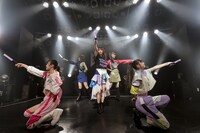 私立恵比寿中学の真山りかと「フレ！フレ！サイリウム」を披露するB.O.L.T。（撮影：笹森健一）