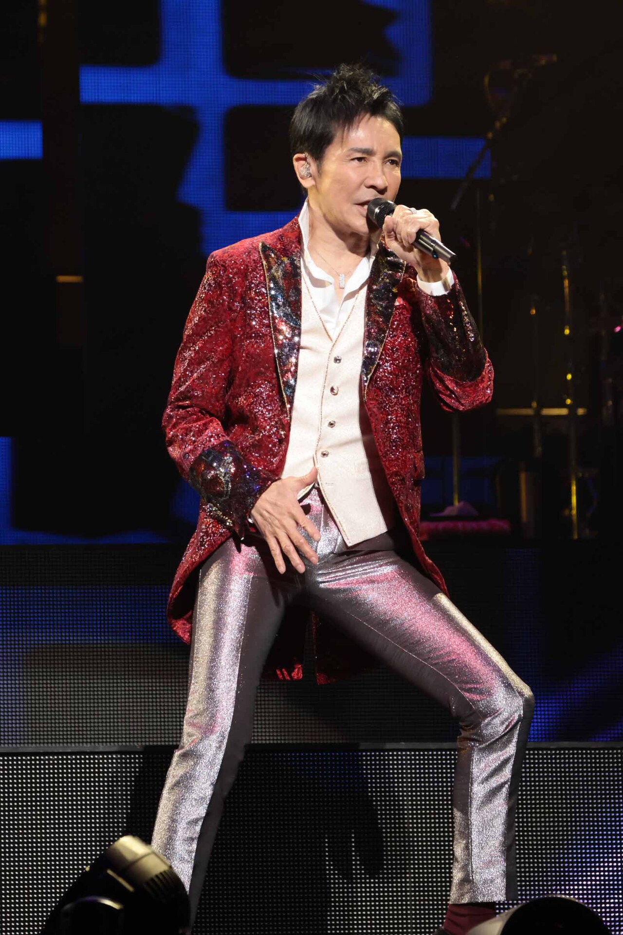 郷ひろみ50曲熱唱！日本武道館3時間ライブで50周年イヤー