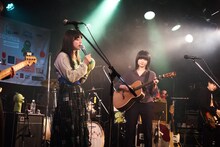 左から井上花月（Vo / Laura day romance）、畳野彩加（Vo, G / Homecomings）。（撮影：池野詩織）