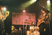 左から井上花月（Vo / Laura day romance）、畳野彩加（Vo, G / Homecomings）。（撮影：池野詩織）