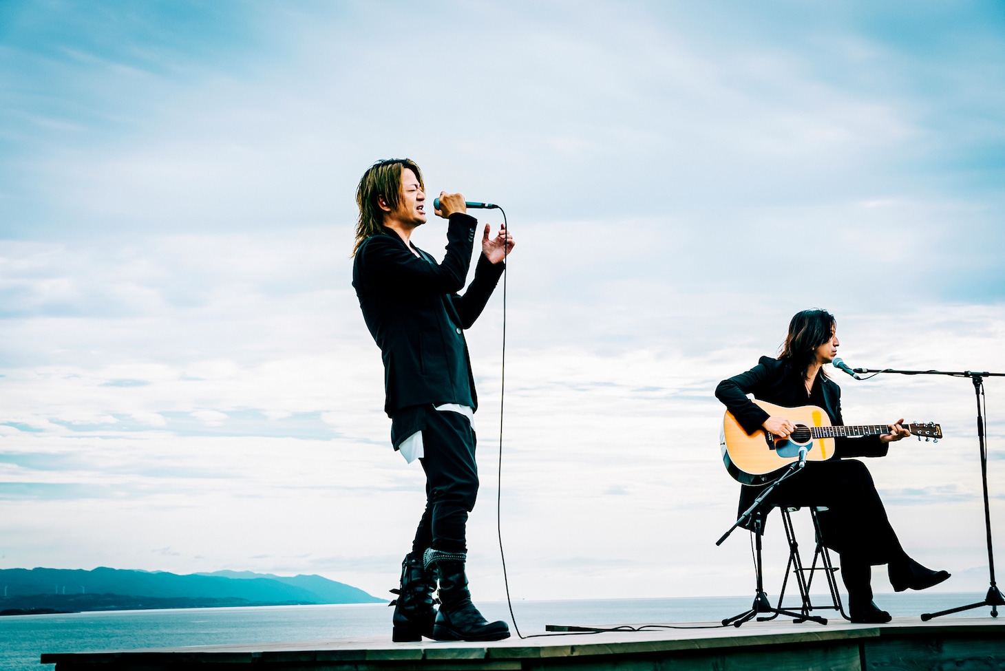 シラフラ海岸で歌うTERU（左）とTAKURO（右）。 (c)UHB