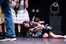 イジリーに怯える#ババババンビの宇咲（左）と岸みゆ（右）。