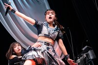 #ババババンビの池田池田メルダ（上）と水湊みお（下）。