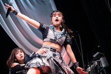 #ババババンビの池田池田メルダ（上）と水湊みお（下）。