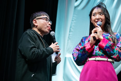 イジリー岡田（左）の高速ベロを受ける真島なおみ（右）。