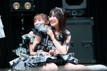 イジリーに怯える#ババババンビの岸みゆ（左）と宇咲（右）。