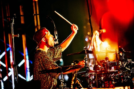 藤原“34才”広明（Dr）（撮影：浜野カズシ）