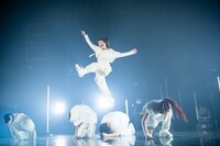 「DOOM PA」で大きくジャンプする鞘師里保。