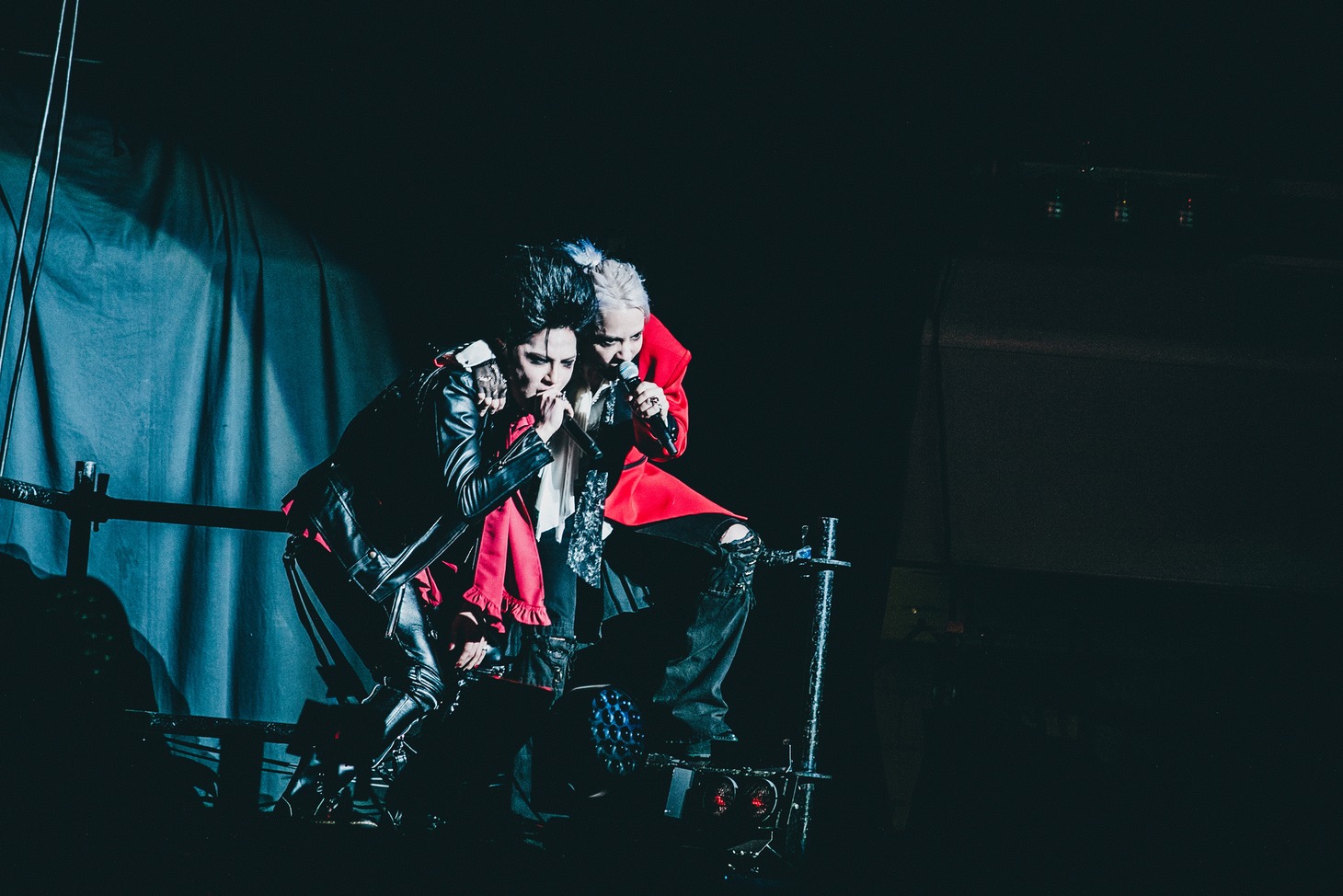 「SADISTICAL PUNKERS」より千秋（Vo / DEZERT）とHYDE（Vo / L'Arc-en-Ciel、THE LAST ROCKSTARS）。