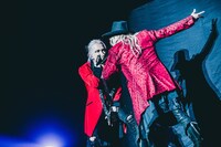 「SADISTICAL PUNKERS」よりHYDE（Vo / L'Arc-en-Ciel、THE LAST ROCKSTARS）とkyo（Vo / D'ERLANGER）。