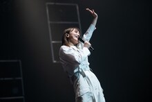 観客に手を振って挨拶する鞘師里保。