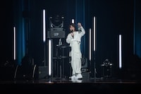 「こっちが真水で、こっちがビタミンとか栄養ドリンクっぽくしているやつです」と2本あるステージドリンクの説明をする鞘師里保。