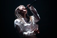 アカペラで「LAZER」を歌う鞘師里保。