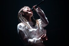 アカペラで「LAZER」を歌う鞘師里保。