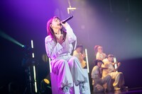 「Melancholic Blvd.」を歌う鞘師里保。