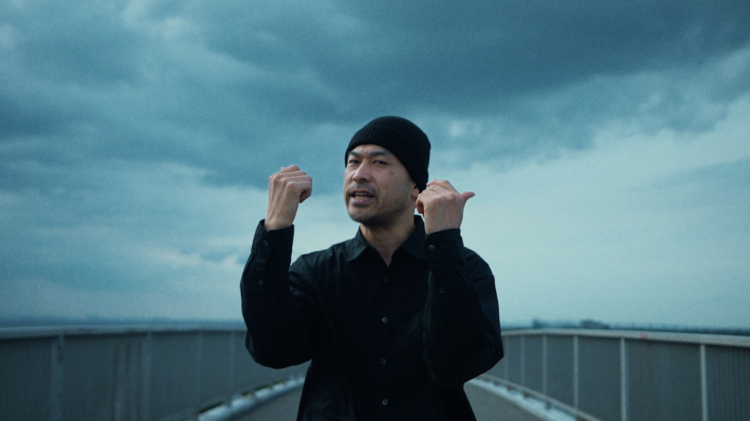 tha BOSS「YEARNING」ミュージックビデオより。