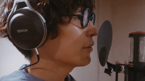 「meiyo × au｜CM楽曲『ココロ、オドルほうで。』レコーディング映像」より。