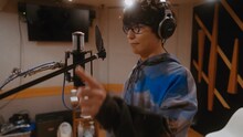 「meiyo × au｜CM楽曲『ココロ、オドルほうで。』レコーディング映像」より。