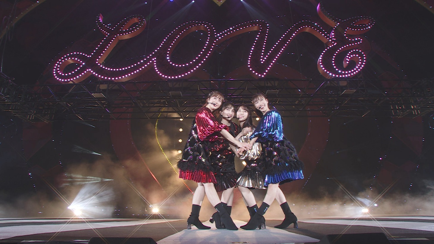 ももいろクローバーZ「L.O.V.Eライブ映像より。